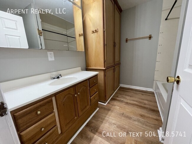 Building Photo - 2121 Montesquieu St