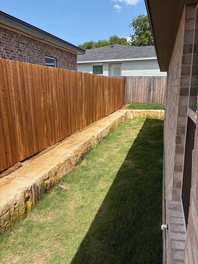 Building Photo - 2109 Wildewood-A
