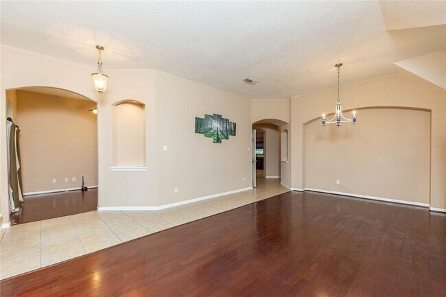 Building Photo - 2201 Signal Hill Dr