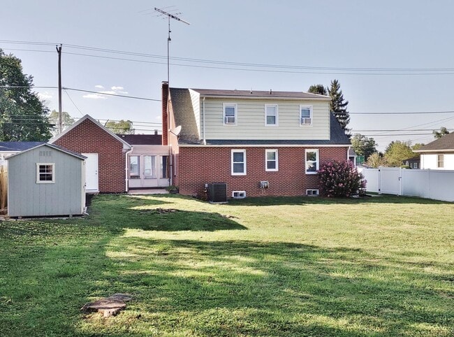 Building Photo - 4 Bed / 2 Bath Single Family Home