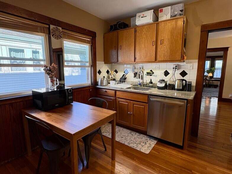 Building Photo - 17 Sunset St