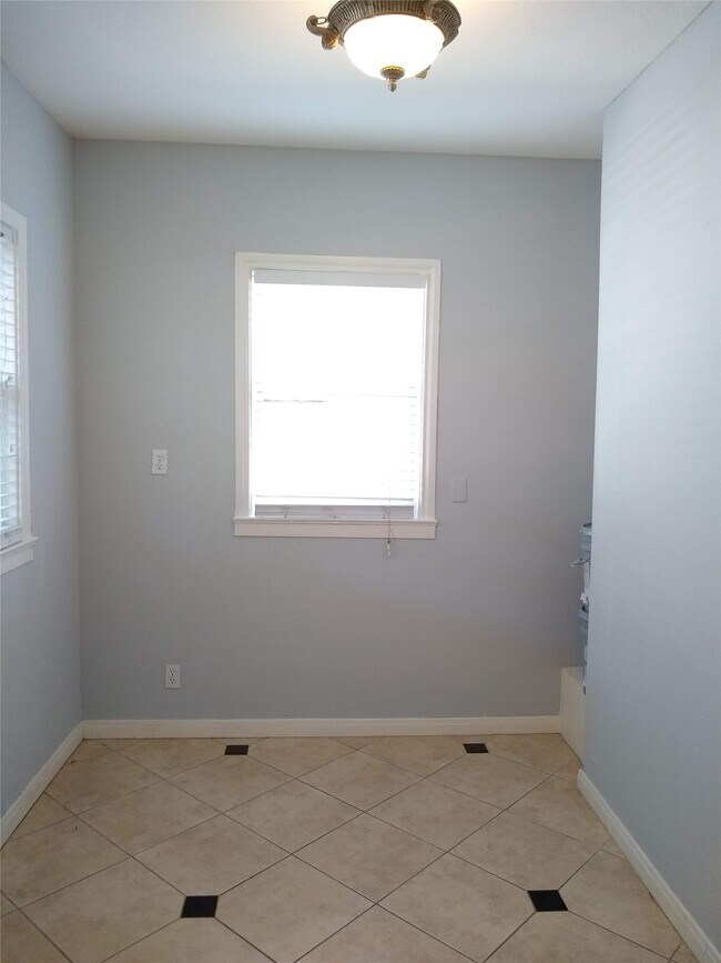 Building Photo - 1722 Haver St