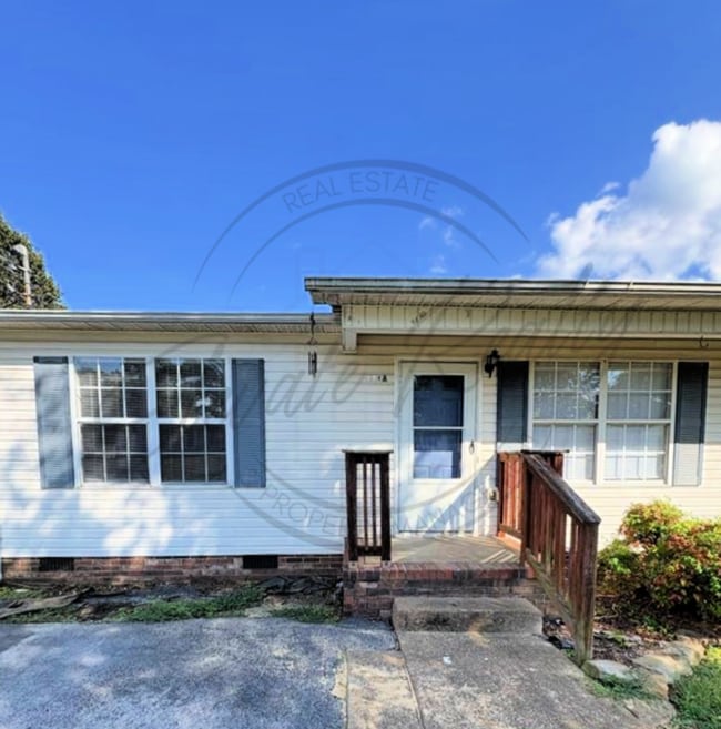 Building Photo - ON SPECIAL: Three Bedroom Ranch with Appli...