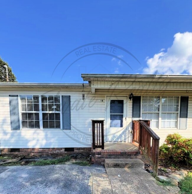 Building Photo - Three Bedroom Ranch with Appliances in Col...