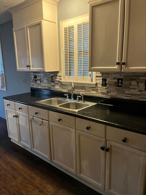 Building Photo - 220 S Utica St