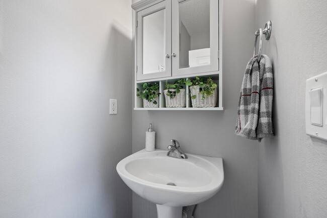 Main Floor Bath - 1839 Goose Lake Cir