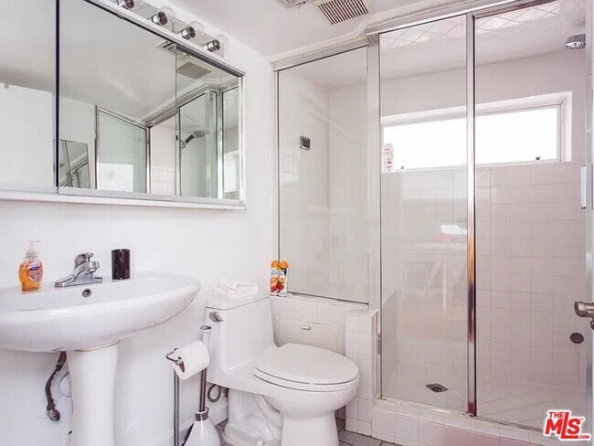 Building Photo - 8661 Clifton Wy