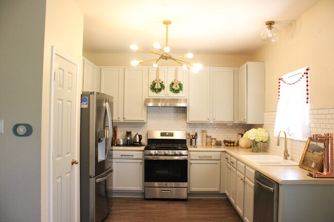 Kitchen with new appliances - 1607 Kemah Dr