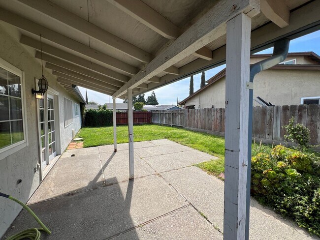 Building Photo - Updated 3 bedroom single story in Manteca!