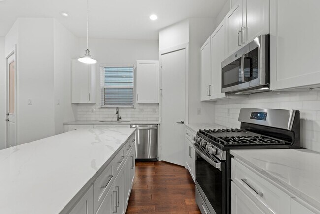Building Photo - Charming 2-story home in a private Community!