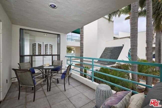 Building Photo - 2552 Navarra Dr