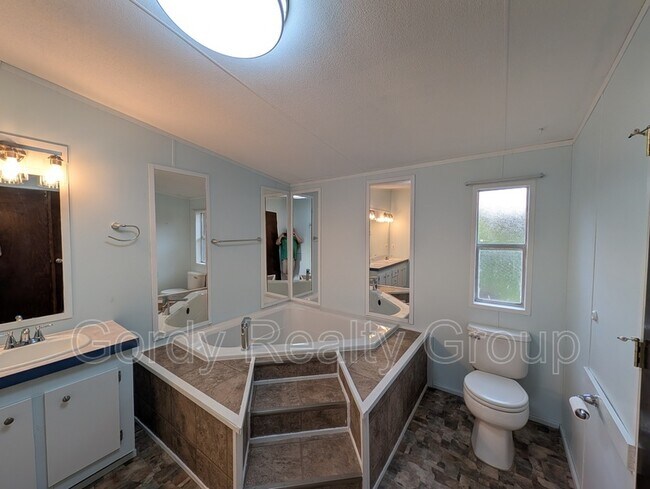 Building Photo - 3166 Redbud Ln