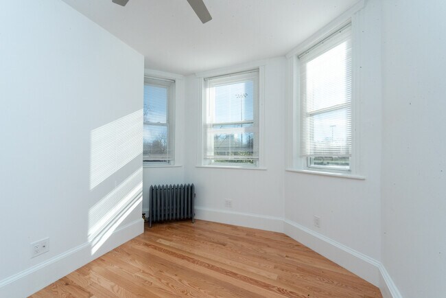 Building Photo - 151 Park Dr