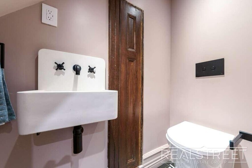 Building Photo - Luxury 4-Bed, 3.5-Bath Duplex with Private...