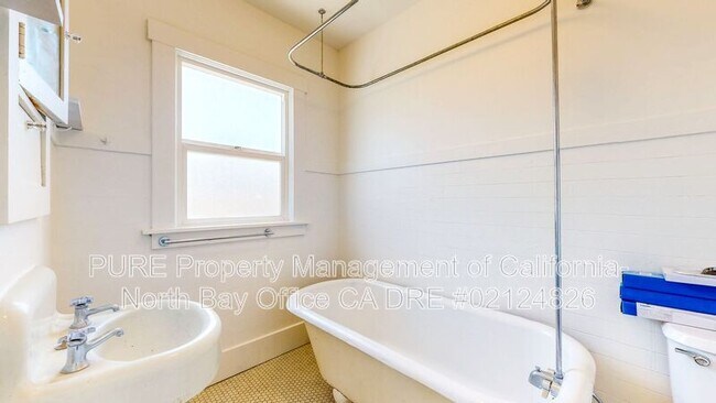 Building Photo - 537 Humboldt St