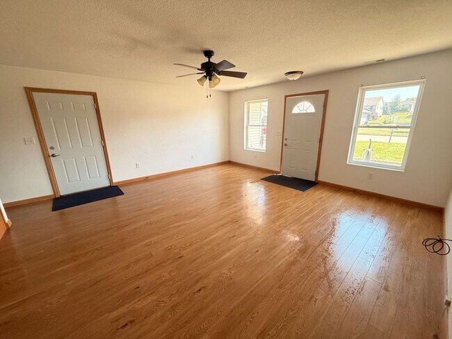 Building Photo - 1305 Country Club Dr