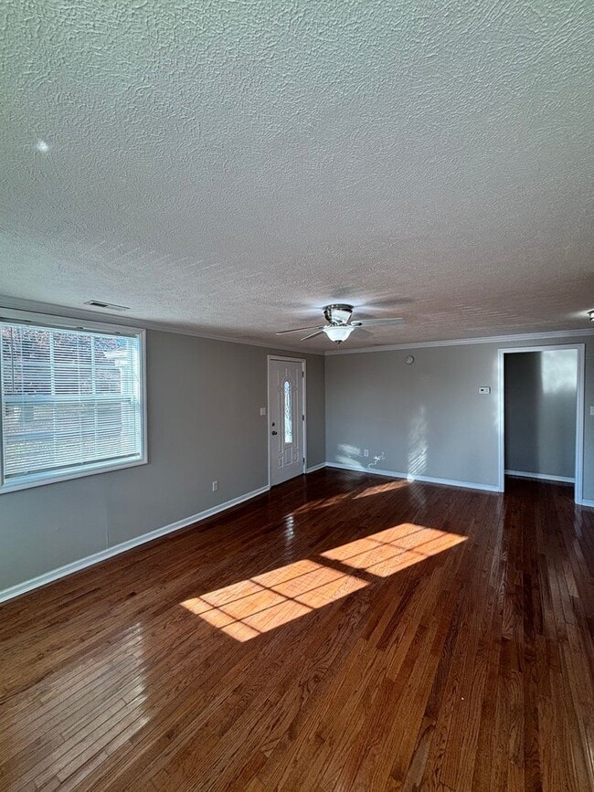 Building Photo - Cozy 3bd/2bth Cottage in Alcoa!