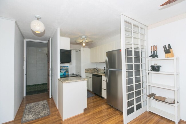 Building Photo - Seaside Towers fully furnished one bedroom...