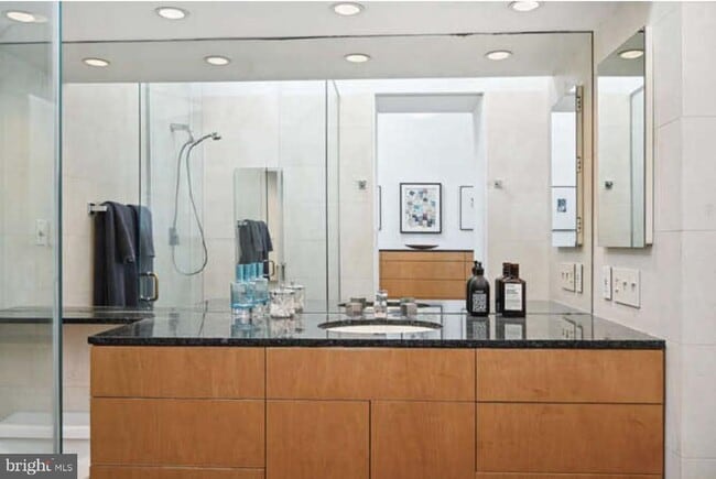 Building Photo - 4527 Q Pl NW