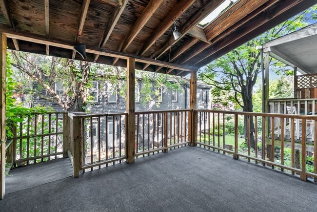 Building Photo - 2 bed 1 bath - great location, spacious, l...