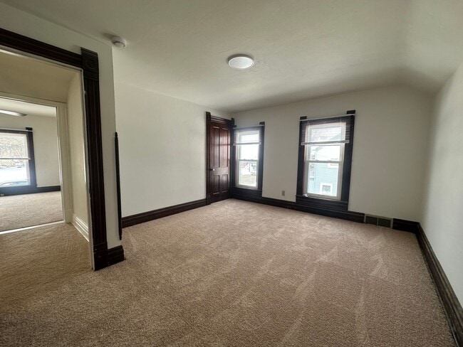 Building Photo - 100 Valley View St