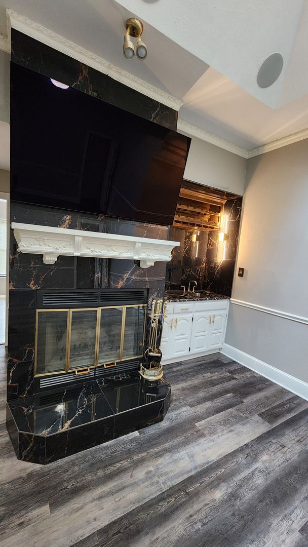 Building Photo - Remodeled with Luxurious Finishes!