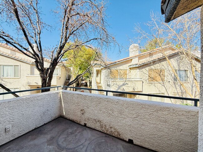 Building Photo - 2nd Floor Unit in Gated Community!
