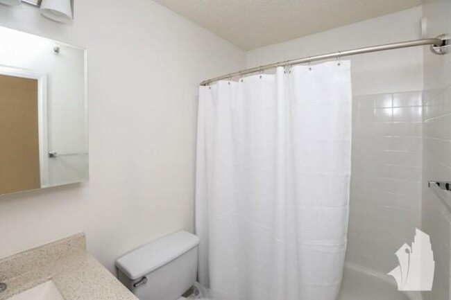 Building Photo - 1 bedroom in Chicago IL 60610