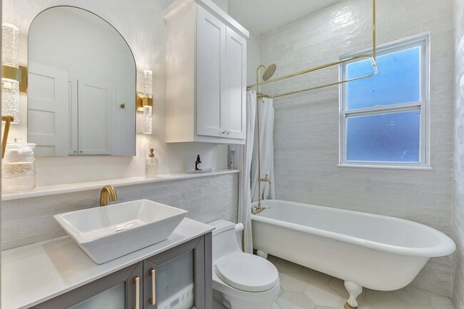 Building Photo - 302 S Saint Mary Ave