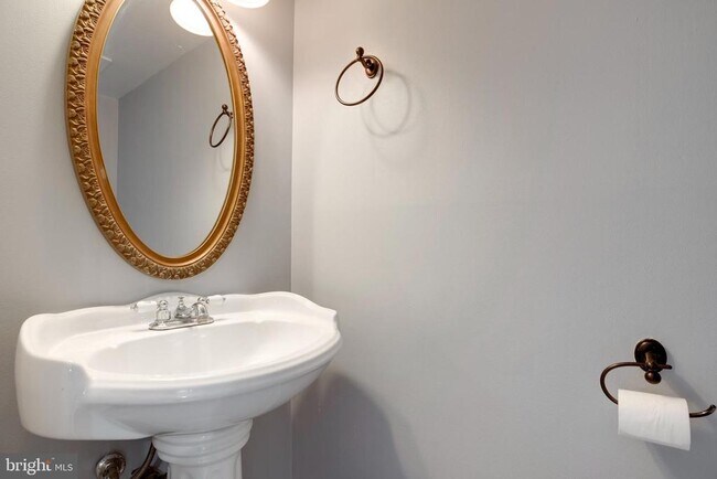 Building Photo - 6012 Westbourne Pl