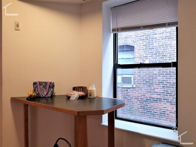 Building Photo - 3Br/1Bth apartment in Boston! Great location! Laundry in UNIT!