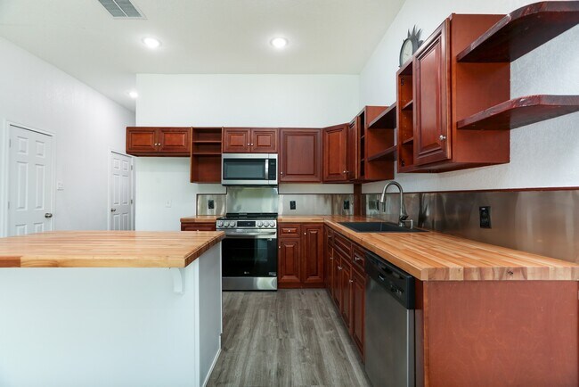 Building Photo - 8611 Key Windy Way