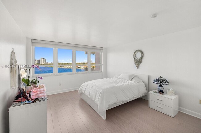 Building Photo - 1 Grove Isle Dr