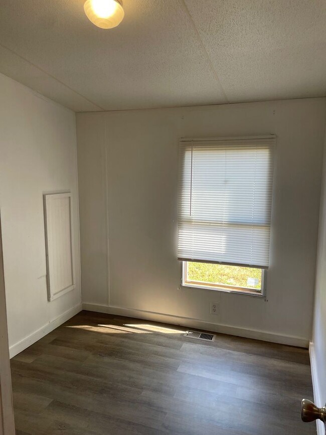 Building Photo - 3 BED, 2 BATH MOBILE HOME