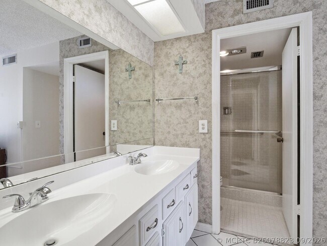 Building Photo - 5390 Woodland Lakes Dr