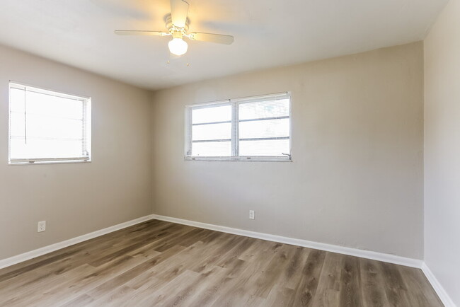Building Photo - 811 SW 28th Terrace