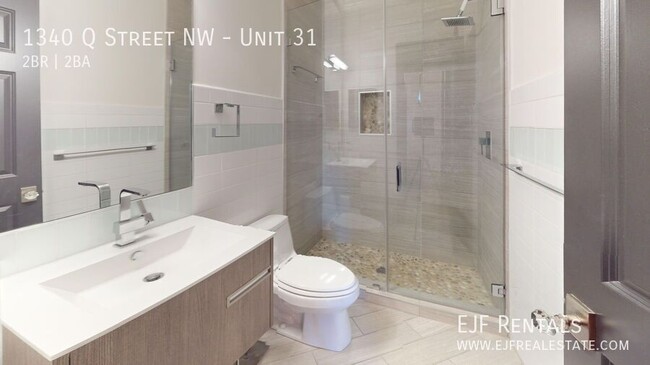 Building Photo - Top Floor Logan Circle Two Bedroom Apartme...