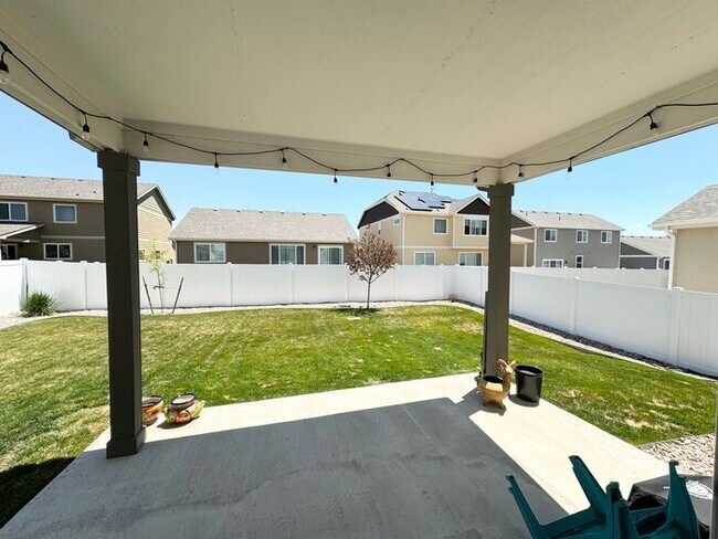 Building Photo - Spacious 3 bed/ 2.5 bath House In Severance