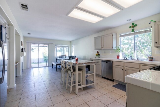 Building Photo - Small dogs alllowed . All appliance. Palom...