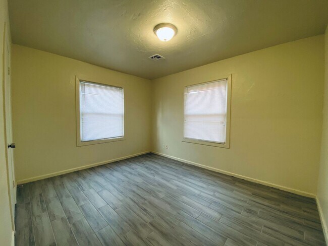 Building Photo - Charming 4 bedroom 1 bathroom- Ready to be leased Now!