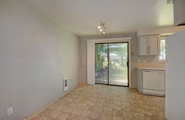 Building Photo - 2 BEDROOM, 1 BATH DUPLEX W/FENCED YARD!