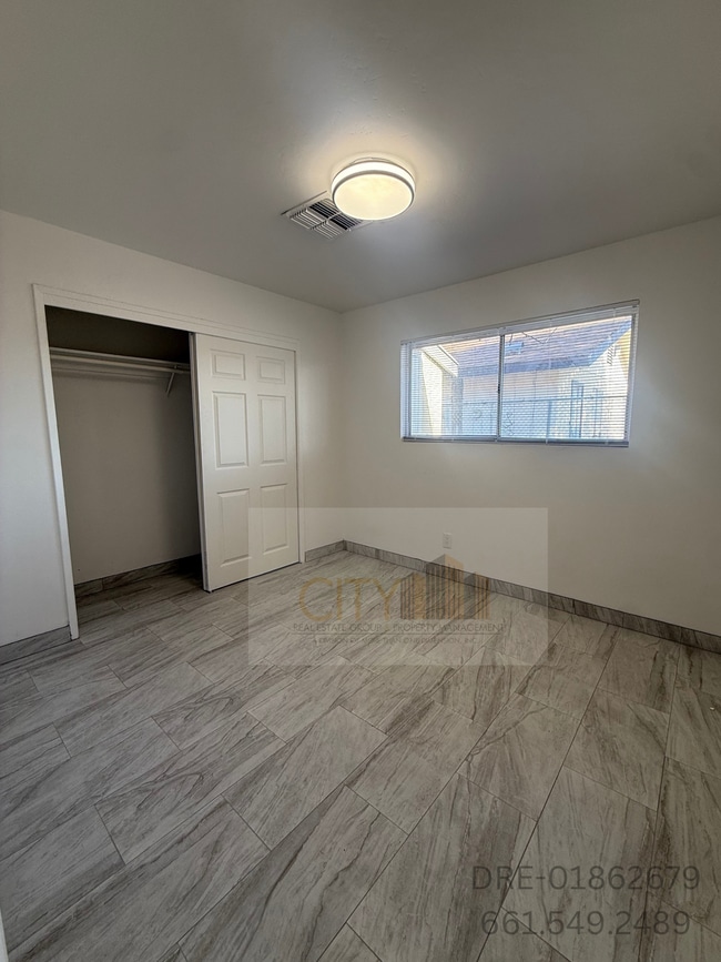 Building Photo - 316 S Oswell St