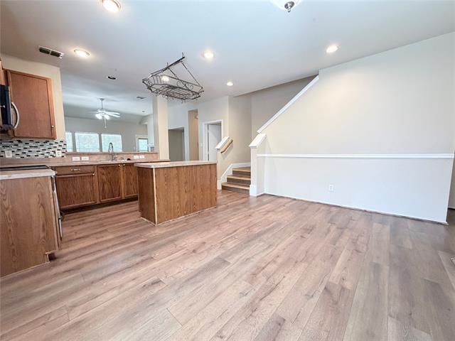 Building Photo - 1910 Pin Oak Ln