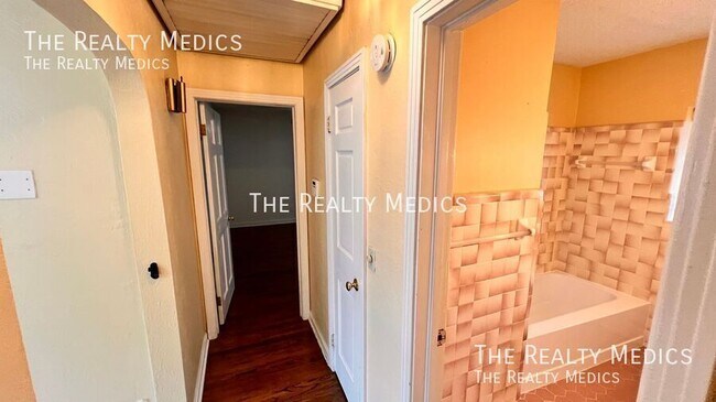 Building Photo - 1807 N Park Ave