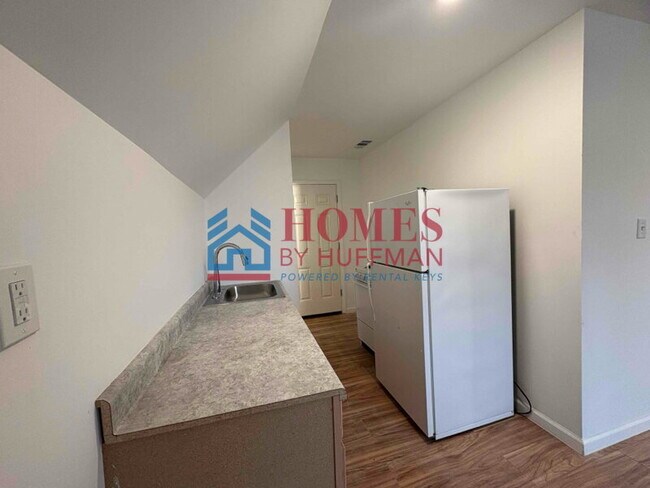 Building Photo - One Bedroom | Upstairs Unit