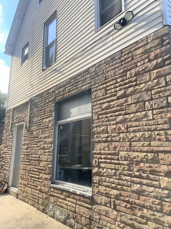 Building Photo - 2200 Milligan Ave