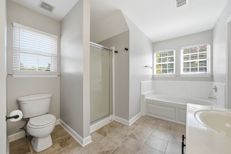 Building Photo - 202 Evergreen Trce