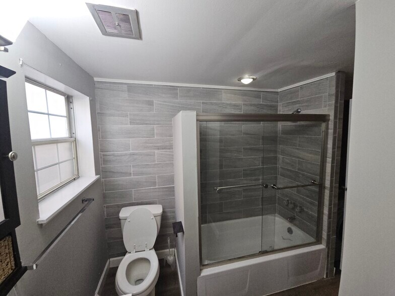 Building Photo - 319 Baum St