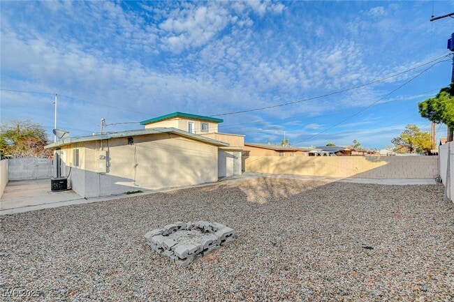 Building Photo - 5813 W Balzar Ave