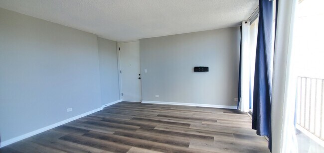 Building Photo - 2 bed, 1 bath, 1 parking updated unit in M...